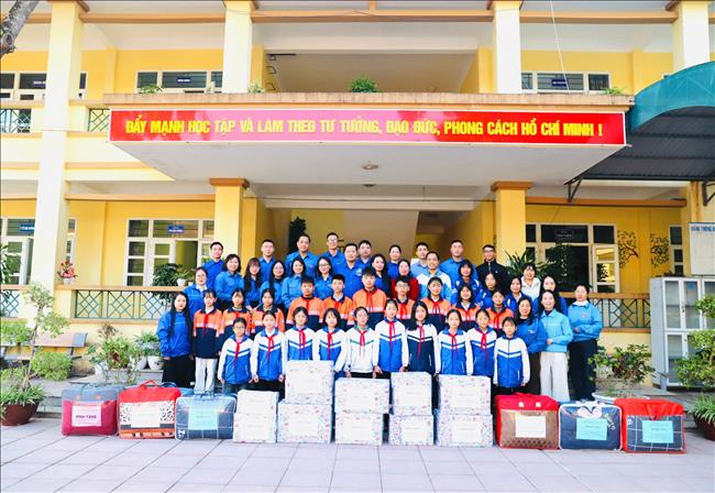 Áo xanh tình nguyện QTP – Lan tỏa yêu thương