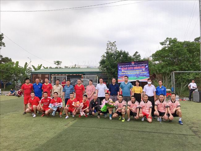 Giao hữu bóng đá giữa Đoàn Thanh niên Công ty và Đoàn Thanh niên xã Thống Nhất, TP. Hạ Long