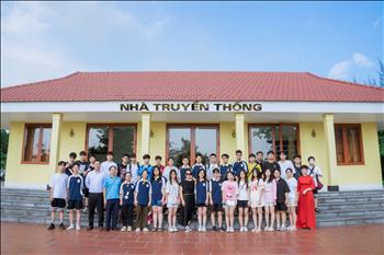 Đoàn học sinh đến tham quan thực tế Nhà máy Nhiệt điện Quảng Ninh