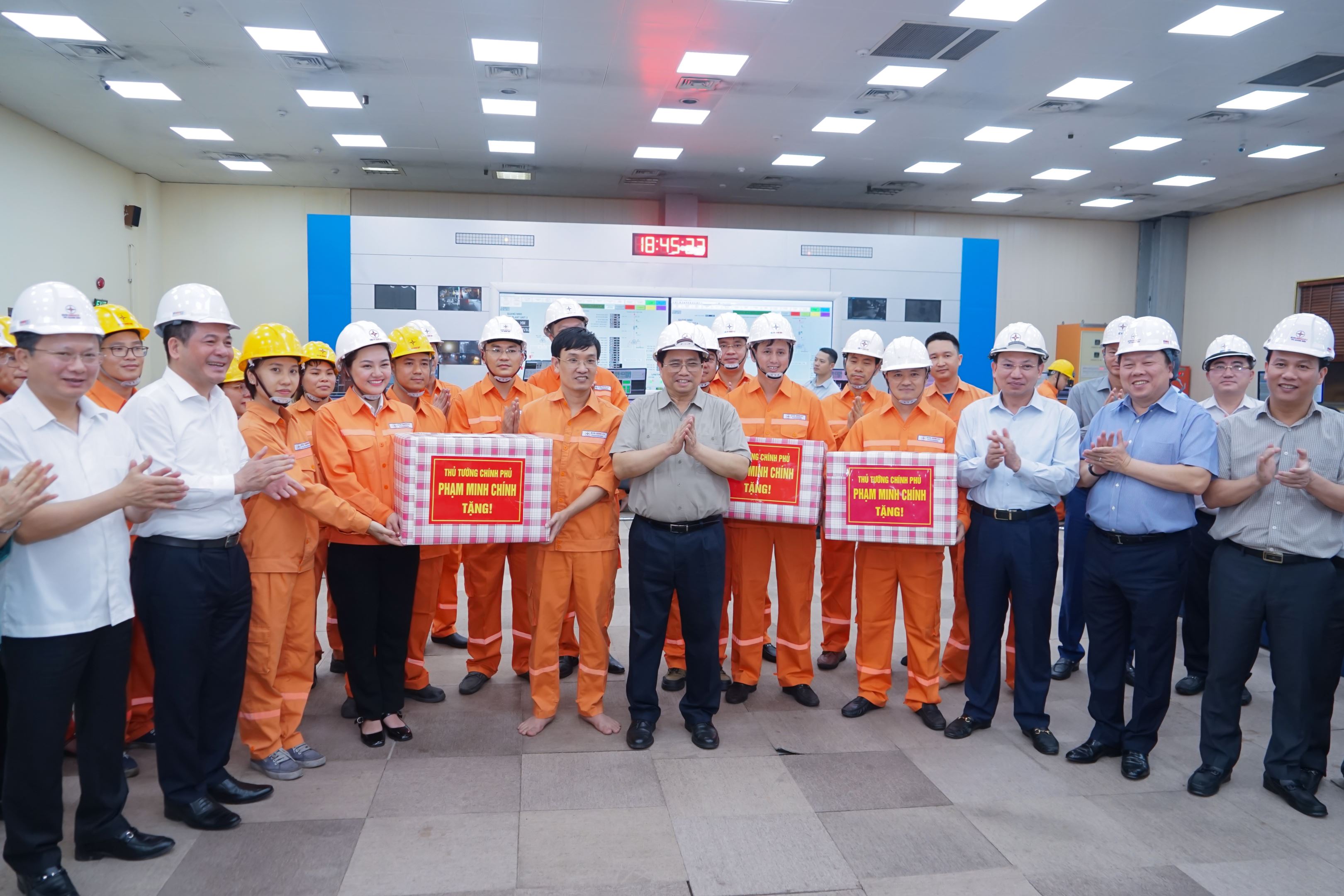 Thủ tướng Phạm Minh Chính thăm Nhà máy Nhiệt điện Quảng Ninh