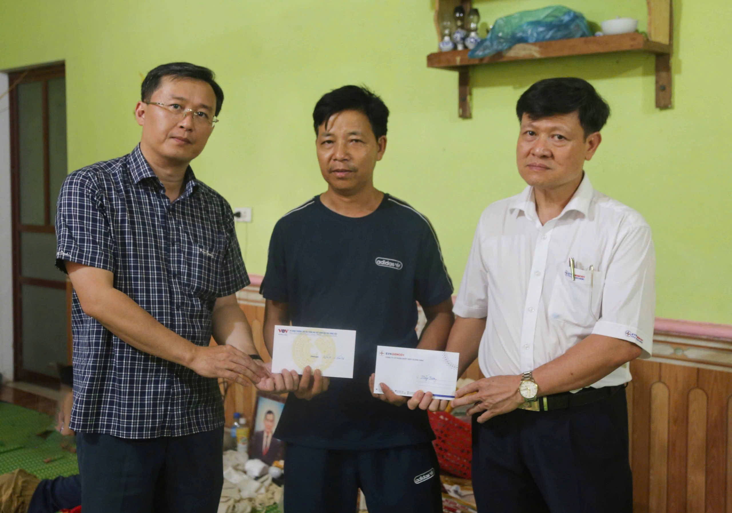 A group of men holding papersAI-generated content may be incorrect.