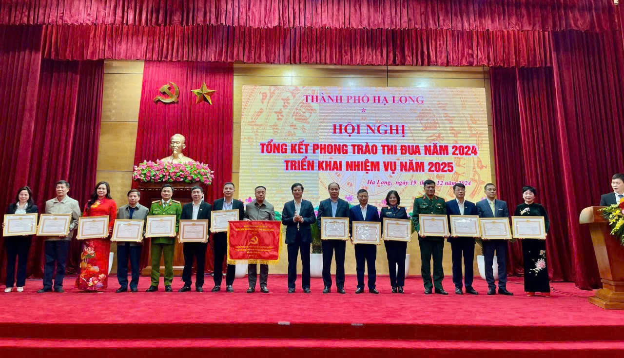 A group of people standing on a stage holding certificatesAI-generated content may be incorrect.