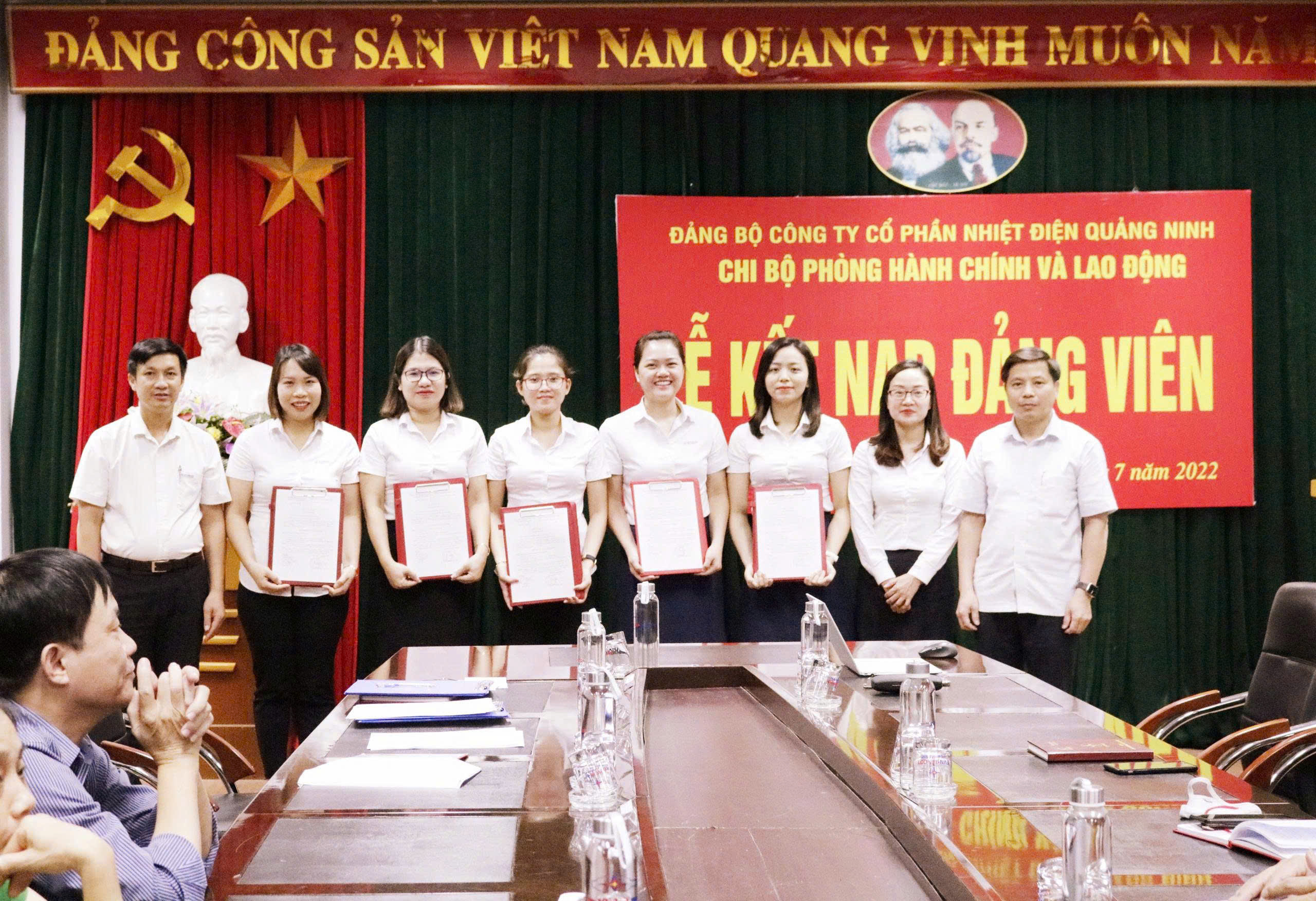 A group of people holding certificatesAI-generated content may be incorrect.