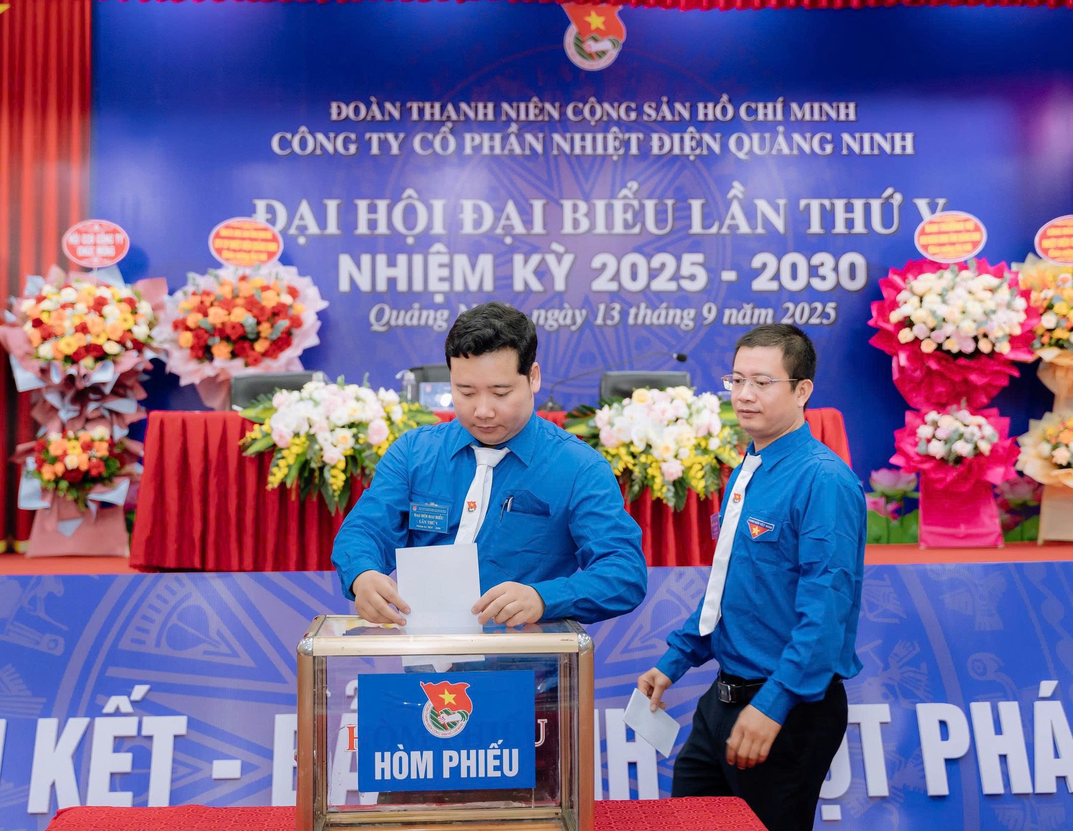 A person in a blue shirtAI-generated content may be incorrect.