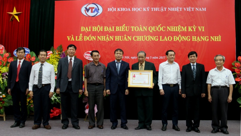 Thừa ủy quyền của Chủ tịch nước, Thứ trưởng Bộ Công Thương Đỗ Thắng Hải trao Huân chương Lao động hạng Nhì cho Hội Khoa học Kỹ thuật Nhiệt Việt Nam