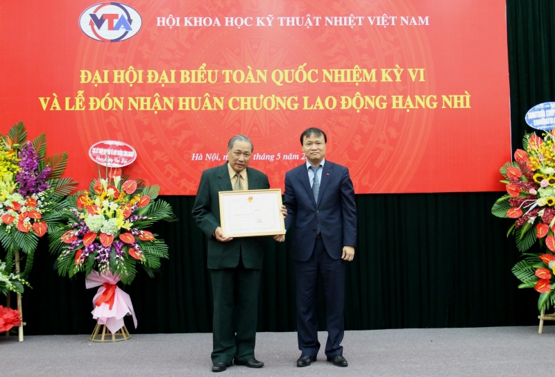 Thứ trưởng Bộ Công Thương Đỗ Thắng Hải trao Bằng khen của Bộ Công Thương cho Hội Khoa học Kỹ thuật Nhiệt Việt Nam