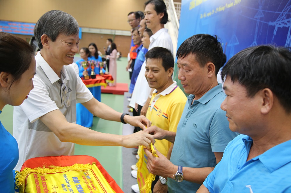Tổng giám đốc EVN Trần Đình Nhân tặng cờ lưu niệm cho các VĐV tham dự Hội thao