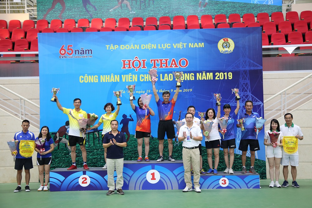 Phó Tổng giám đốc EVN Ngô Sơn Hải và Phó Chủ tịch Công đoàn Điện lực Việt Nam Đỗ Đức Hùng tặng cúp và hoa cho các VĐV ở nội dung bóng bàn đôi nam nữ trên 45 tuổi